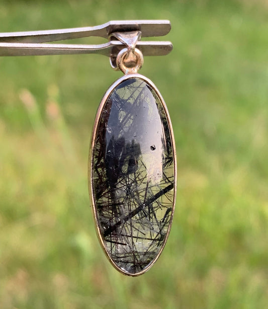 Cristal de roche/ quartz avec inclusions de tourmaline noire ! Pendentif en Argent, 45mm de hauteur x15 x8. Vendu avec cordon réglable de couleur noire !