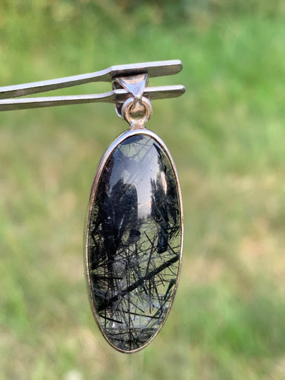 Cristal de roche/ quartz avec inclusions de tourmaline noire ! Pendentif en Argent, 45mm de hauteur x15 x8. Vendu avec cordon réglable de couleur noire !
