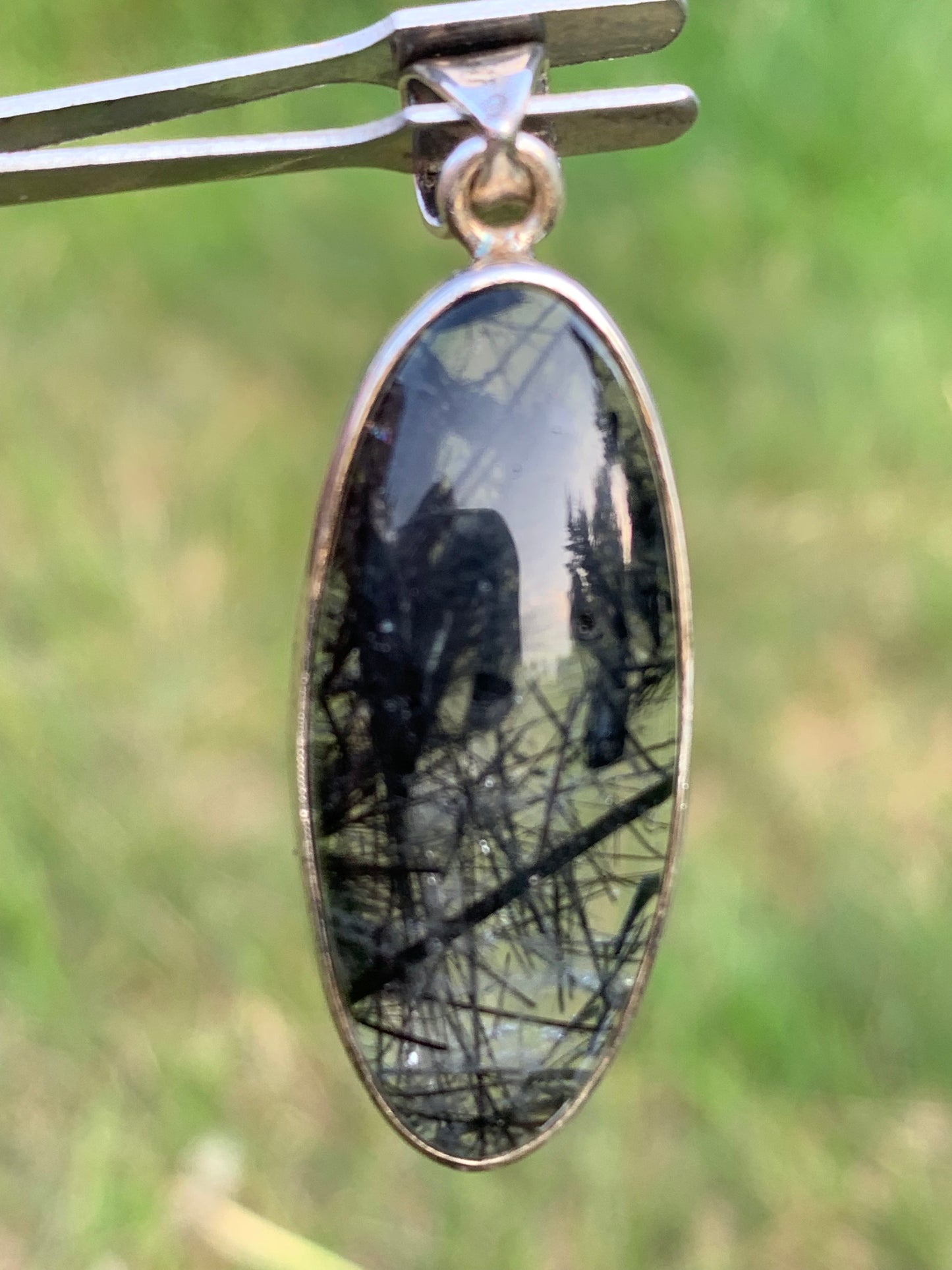 Cristal de roche/ quartz avec inclusions de tourmaline noire ! Pendentif en Argent, 45mm de hauteur x15 x8. Vendu avec cordon réglable de couleur noire !