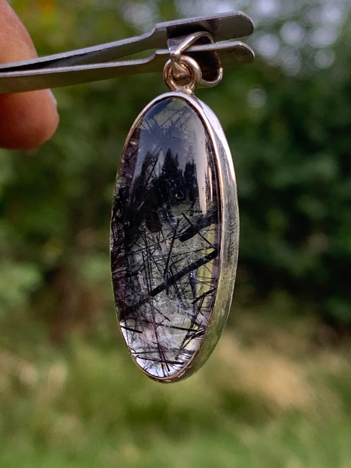 Cristal de roche/ quartz avec inclusions de tourmaline noire ! Pendentif en Argent, 45mm de hauteur x15 x8. Vendu avec cordon réglable de couleur noire !