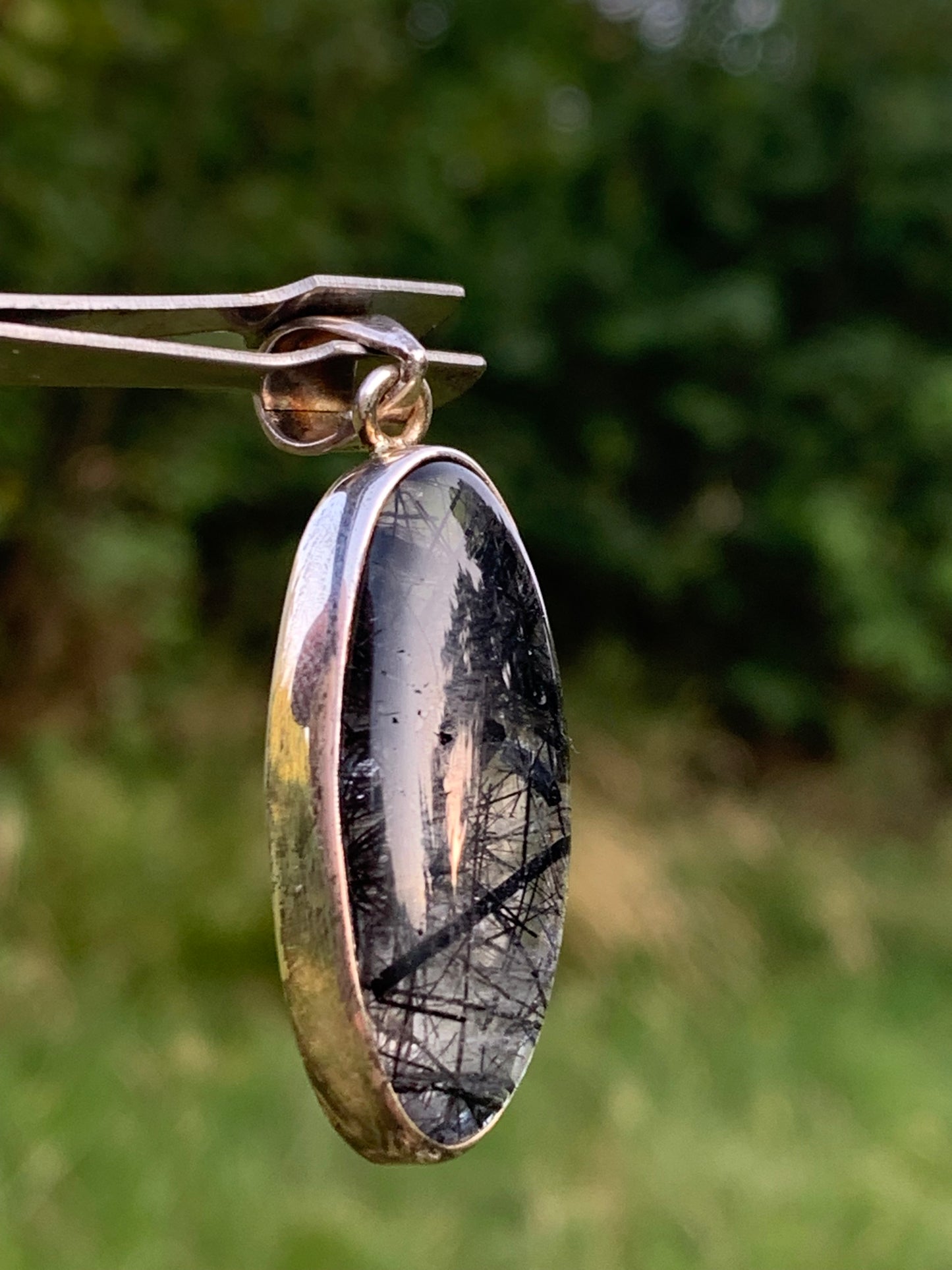 Cristal de roche/ quartz avec inclusions de tourmaline noire ! Pendentif en Argent, 45mm de hauteur x15 x8. Vendu avec cordon réglable de couleur noire !