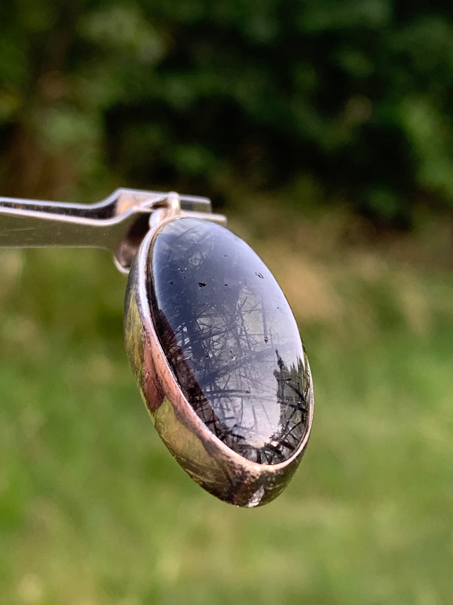 Cristal de roche/ quartz avec inclusions de tourmaline noire ! Pendentif en Argent, 45mm de hauteur x15 x8. Vendu avec cordon réglable de couleur noire !