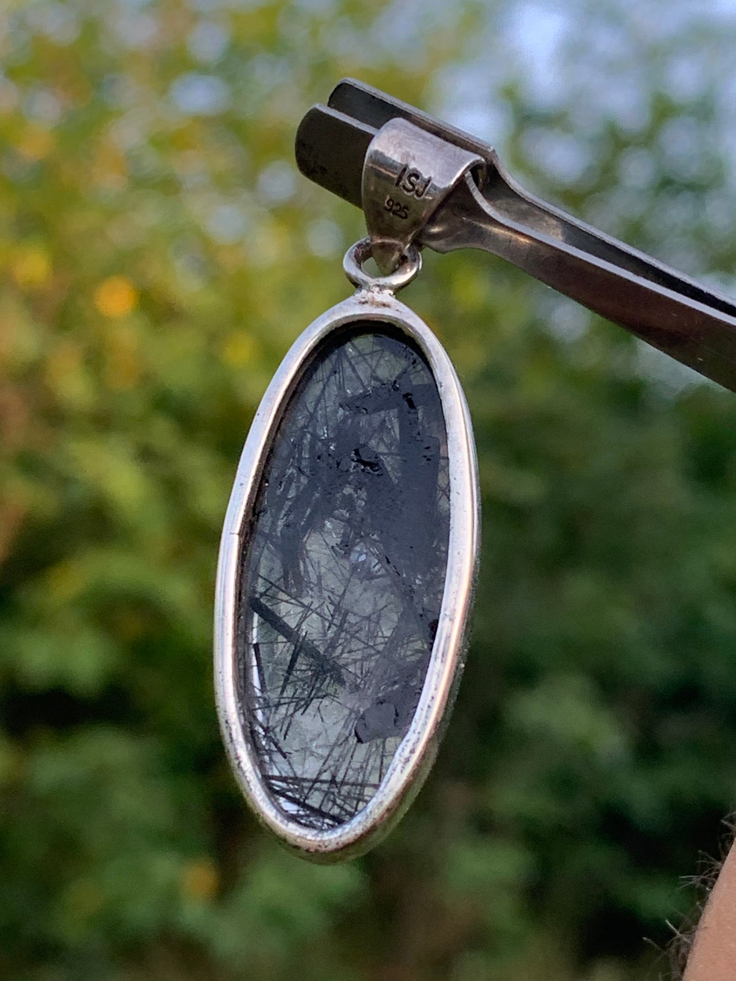 Cristal de roche/ quartz avec inclusions de tourmaline noire ! Pendentif en Argent, 45mm de hauteur x15 x8. Vendu avec cordon réglable de couleur noire !