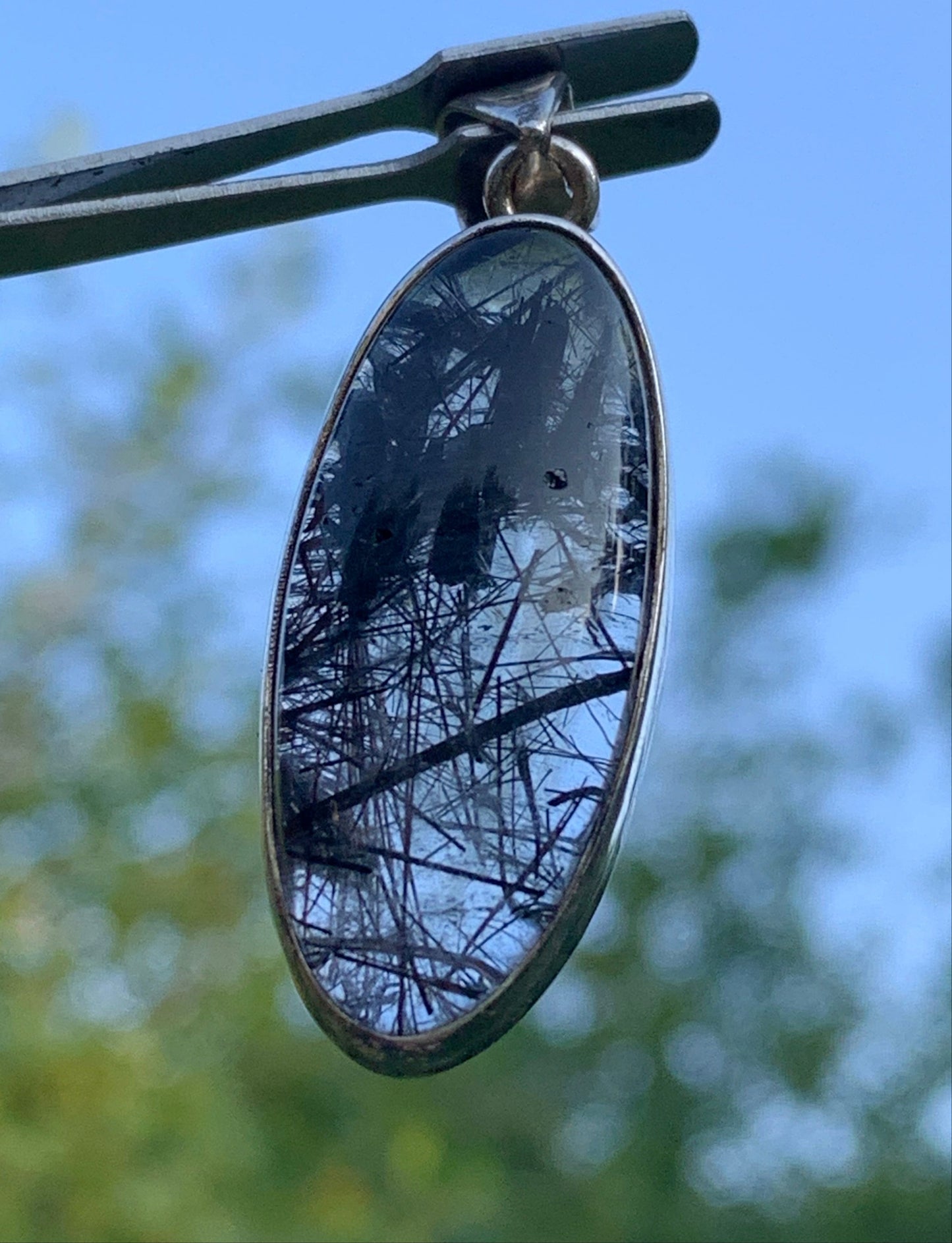 Cristal de roche/ quartz avec inclusions de tourmaline noire ! Pendentif en Argent, 45mm de hauteur x15 x8. Vendu avec cordon réglable de couleur noire !