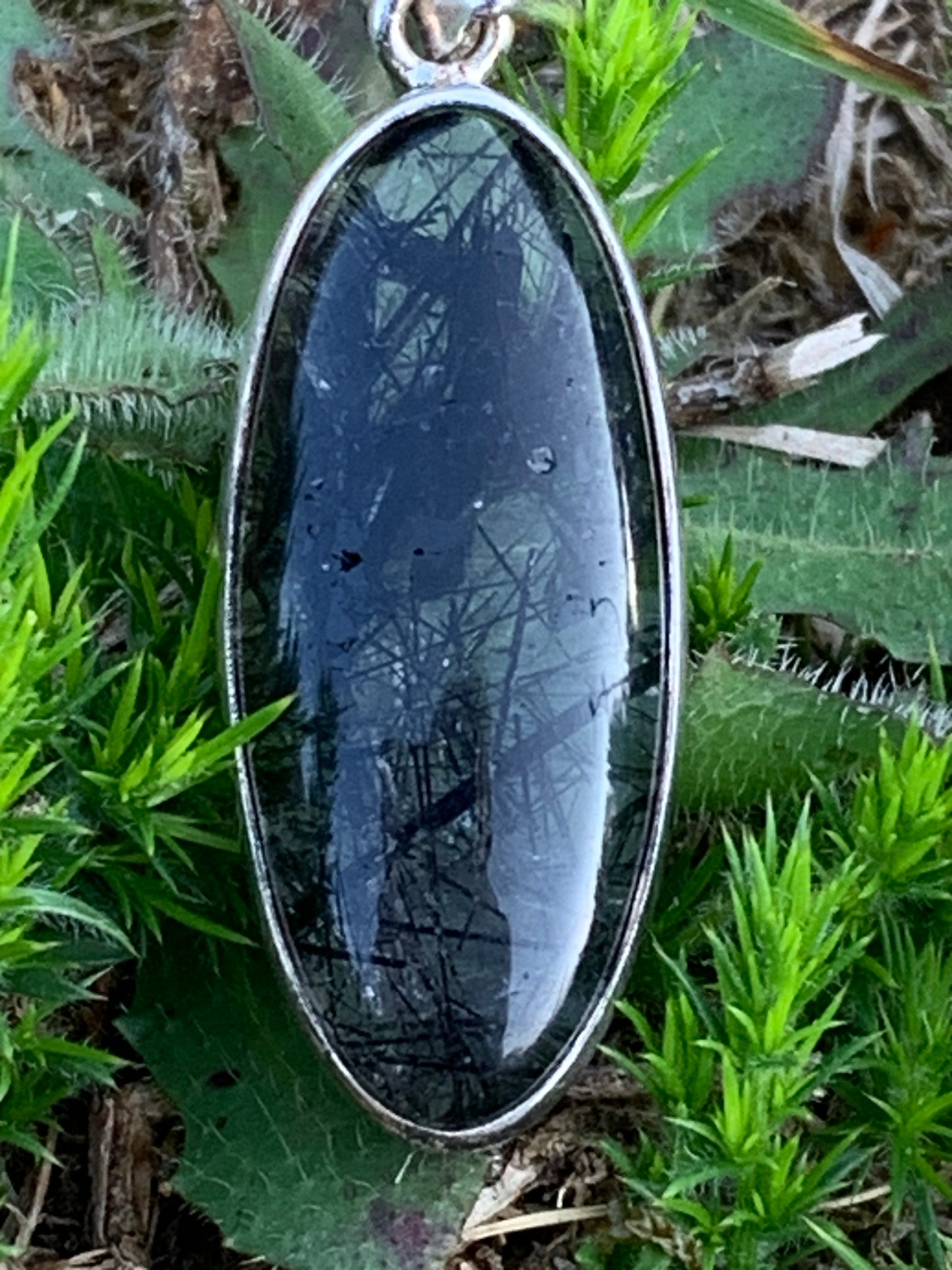 Cristal de roche/ quartz avec inclusions de tourmaline noire ! Pendentif en Argent, 45mm de hauteur x15 x8. Vendu avec cordon réglable de couleur noire !