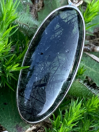 Cristal de roche/ quartz avec inclusions de tourmaline noire ! Pendentif en Argent, 45mm de hauteur x15 x8. Vendu avec cordon réglable de couleur noire !