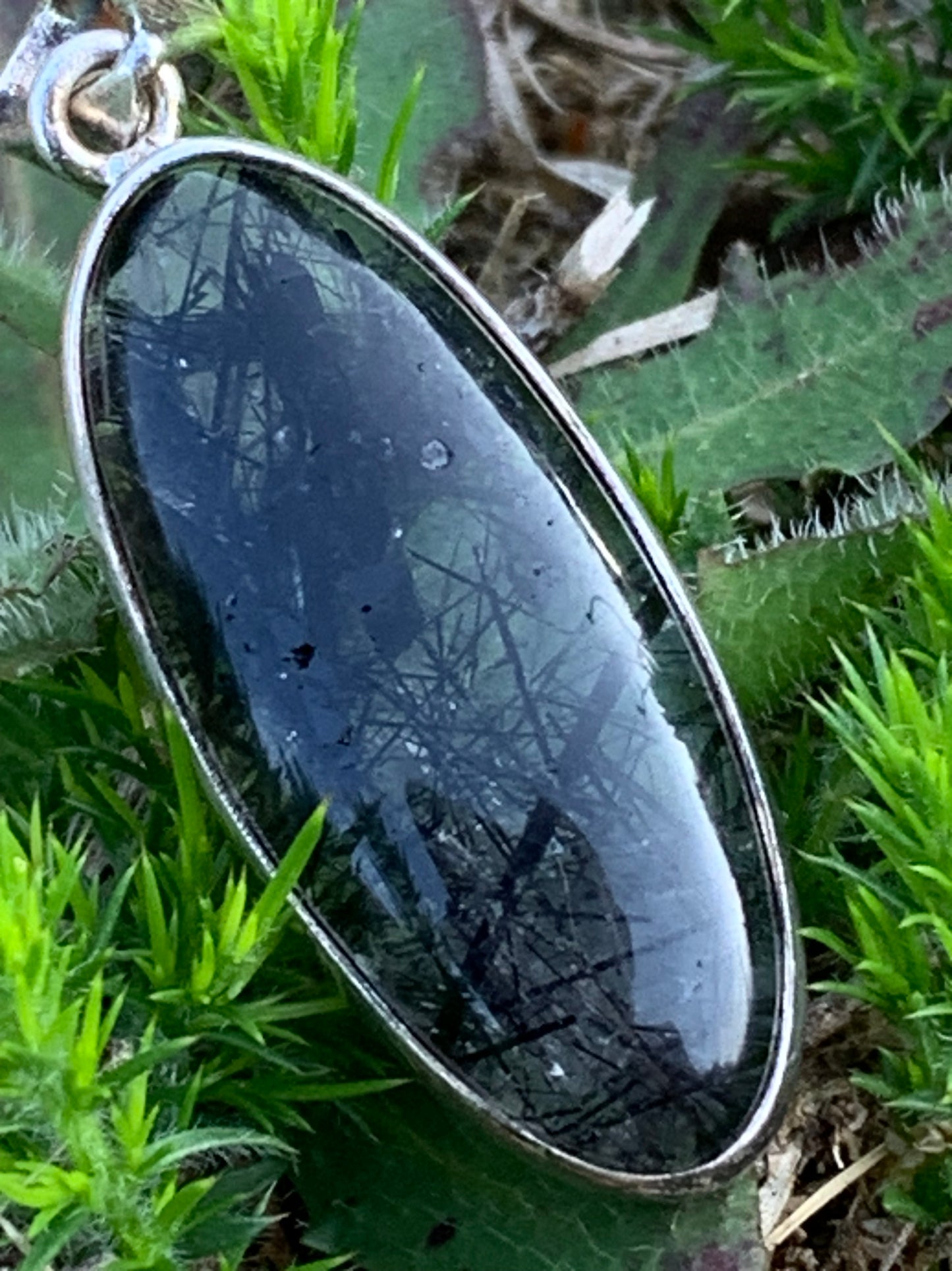 Cristal de roche/ quartz avec inclusions de tourmaline noire ! Pendentif en Argent, 45mm de hauteur x15 x8. Vendu avec cordon réglable de couleur noire !
