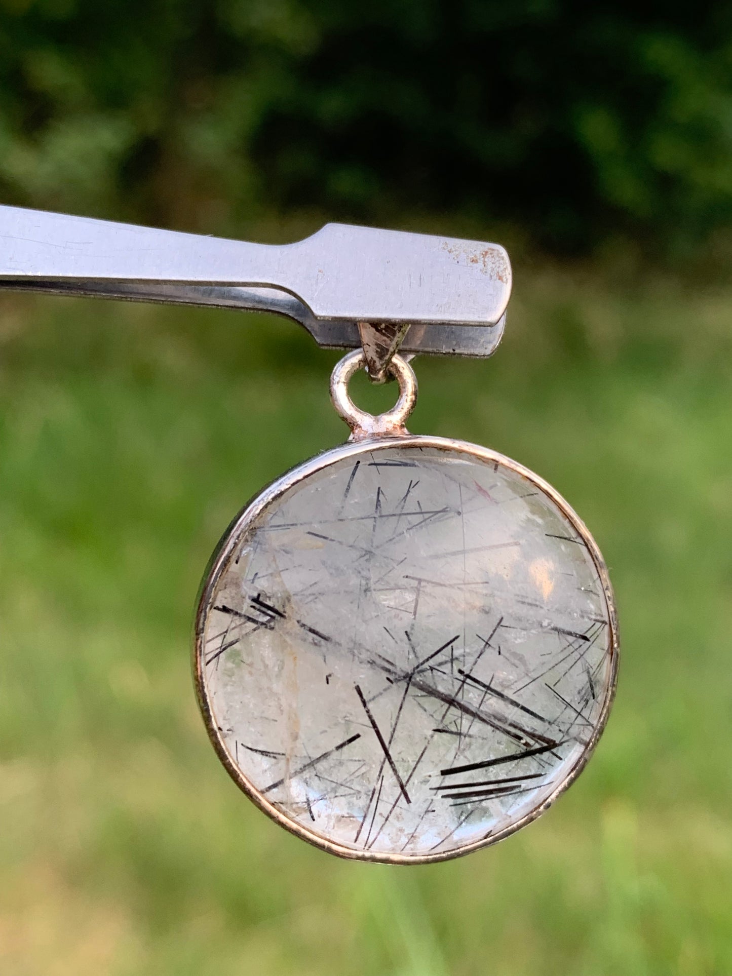 Cristal de roche/ quartz avec inclusions de tourmaline noire ! Pendentif en Argent, 35mm de hauteur x26 x8. Vendu avec cordon réglable de couleur noire !