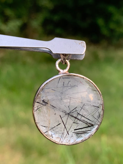 Cristal de roche/ quartz avec inclusions de tourmaline noire ! Pendentif en Argent, 35mm de hauteur x26 x8. Vendu avec cordon réglable de couleur noire !