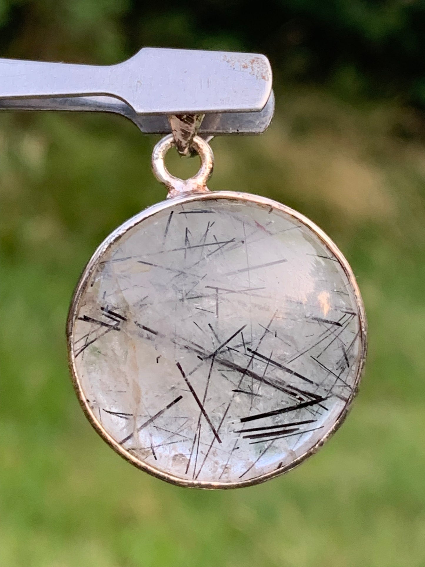 Cristal de roche/ quartz avec inclusions de tourmaline noire ! Pendentif en Argent, 35mm de hauteur x26 x8. Vendu avec cordon réglable de couleur noire !