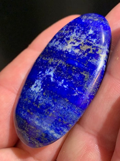 Lapis lazuli, galet/ pierre plate de 53 x 31 x 11 mm - 27,7 gr. - Qualité AA à AAA