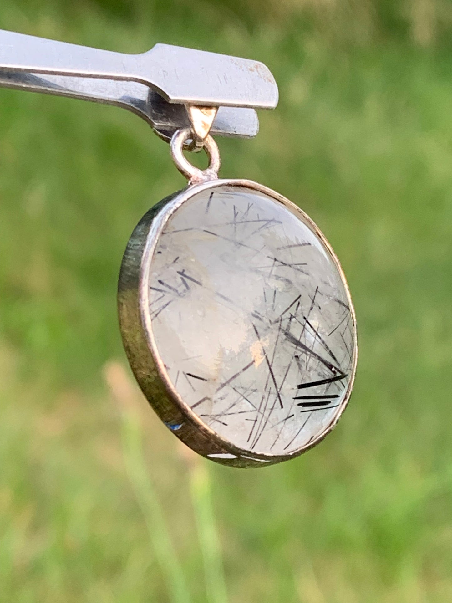 Cristal de roche/ quartz avec inclusions de tourmaline noire ! Pendentif en Argent, 35mm de hauteur x26 x8. Vendu avec cordon réglable de couleur noire !