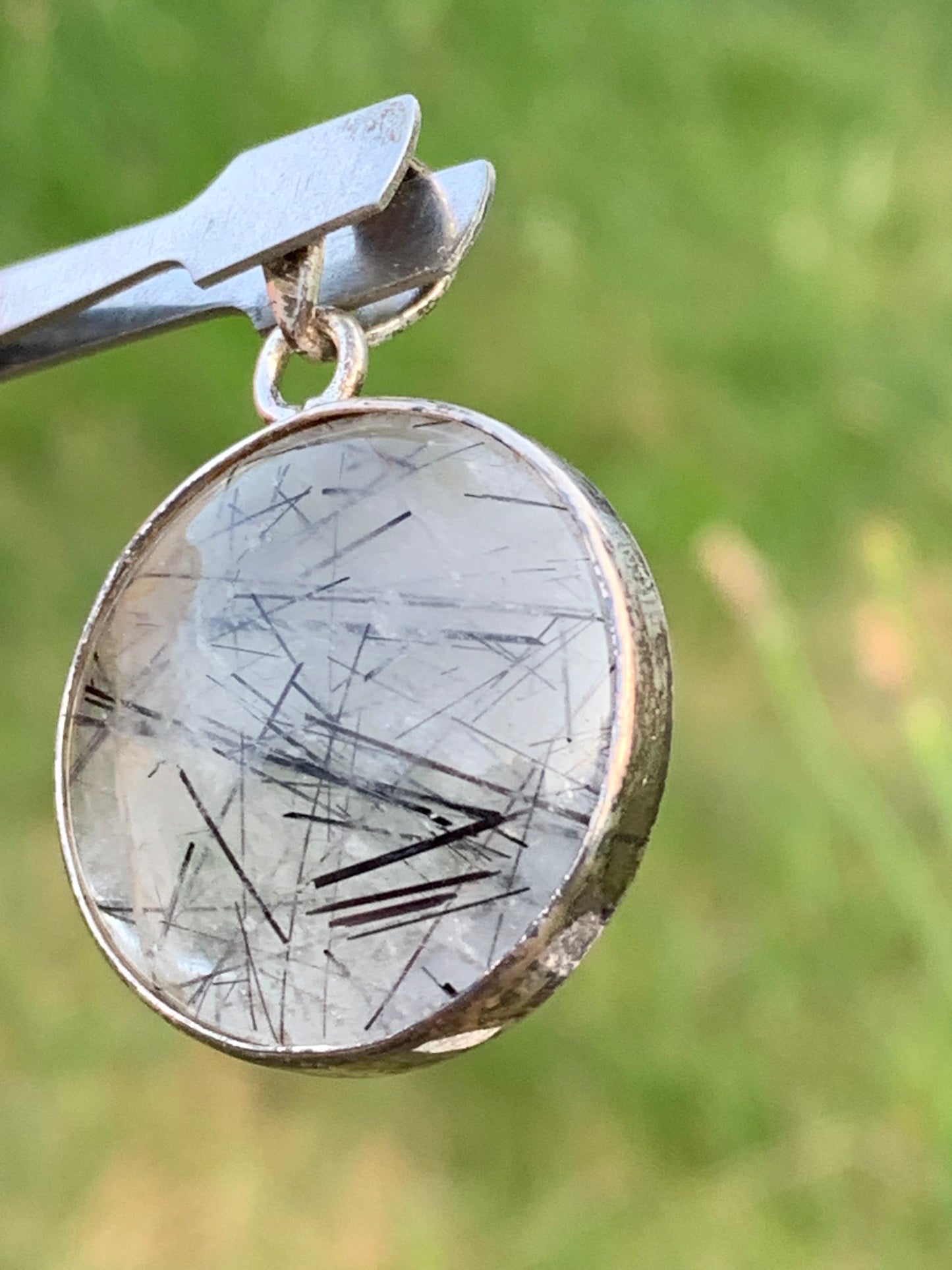 Cristal de roche/ quartz avec inclusions de tourmaline noire ! Pendentif en Argent, 35mm de hauteur x26 x8. Vendu avec cordon réglable de couleur noire !