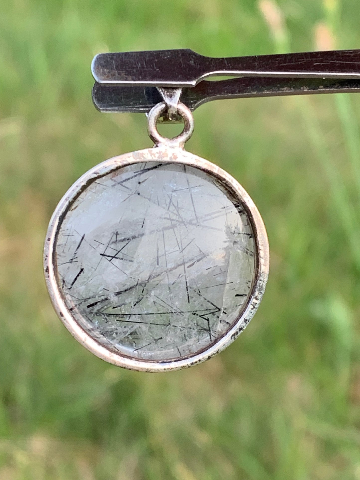Cristal de roche/ quartz avec inclusions de tourmaline noire ! Pendentif en Argent, 35mm de hauteur x26 x8. Vendu avec cordon réglable de couleur noire !