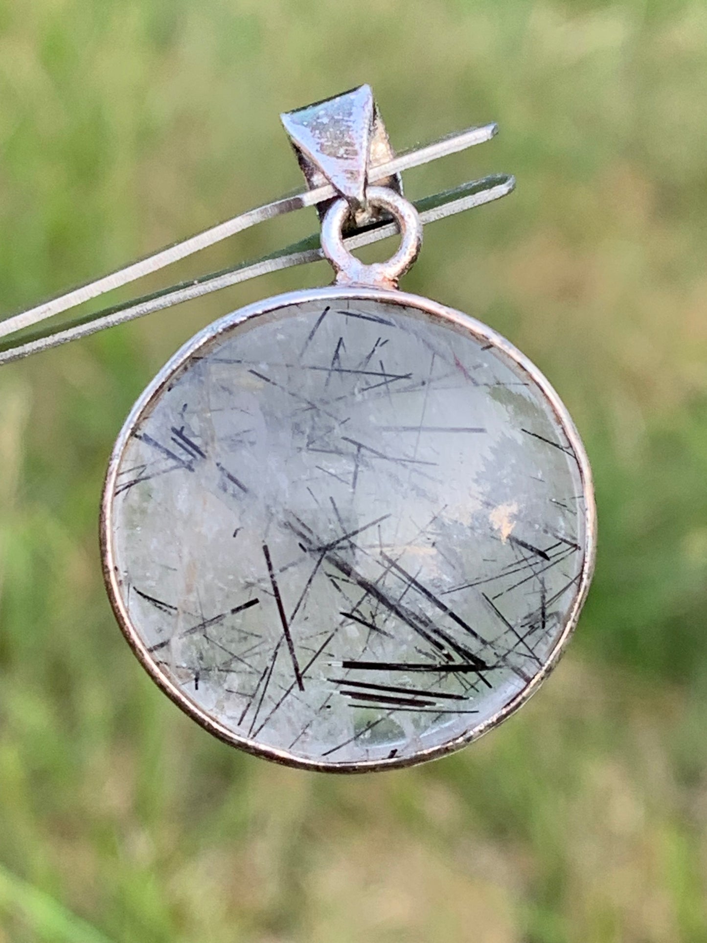 Cristal de roche/ quartz avec inclusions de tourmaline noire ! Pendentif en Argent, 35mm de hauteur x26 x8. Vendu avec cordon réglable de couleur noire !