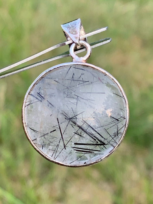 Cristal de roche/ quartz avec inclusions de tourmaline noire ! Pendentif en Argent, 35mm de hauteur x26 x8. Vendu avec cordon réglable de couleur noire !