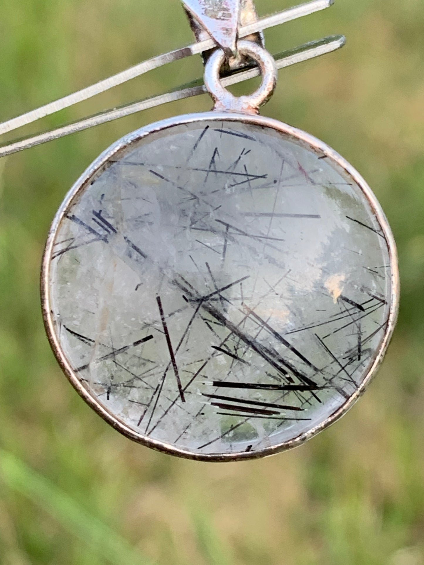 Cristal de roche/ quartz avec inclusions de tourmaline noire ! Pendentif en Argent, 35mm de hauteur x26 x8. Vendu avec cordon réglable de couleur noire !