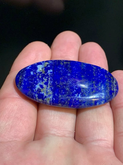 Lapis lazuli, galet/ pierre plate de 53 x 31 x 11 mm - 27,7 gr. - Qualité AA à AAA