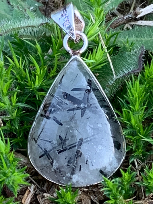 Cristal de roche/ quartz avec inclusions de tourmaline noire ! Pendentif en Argent, 38mm de hauteur x21 x7. Vendu avec cordon réglable de couleur noire !