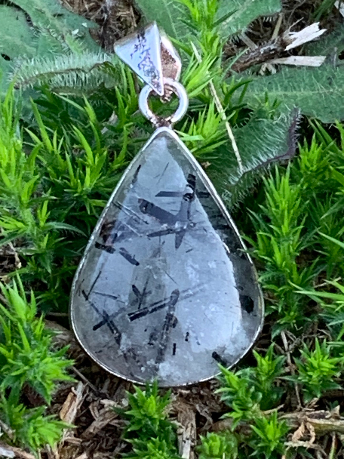Cristal de roche/ quartz avec inclusions de tourmaline noire ! Pendentif en Argent, 38mm de hauteur x21 x7. Vendu avec cordon réglable de couleur noire !