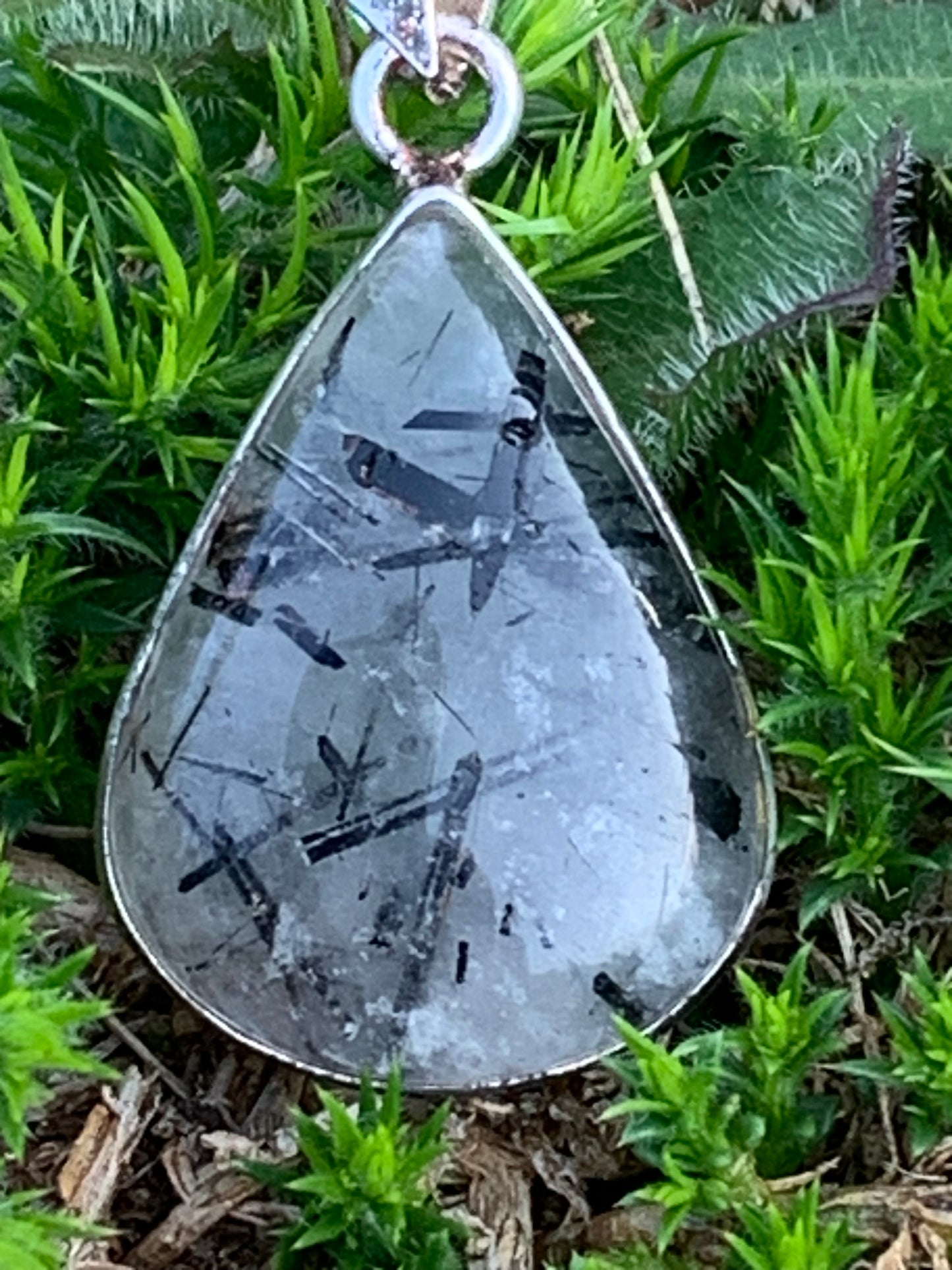 Cristal de roche/ quartz avec inclusions de tourmaline noire ! Pendentif en Argent, 38mm de hauteur x21 x7. Vendu avec cordon réglable de couleur noire !