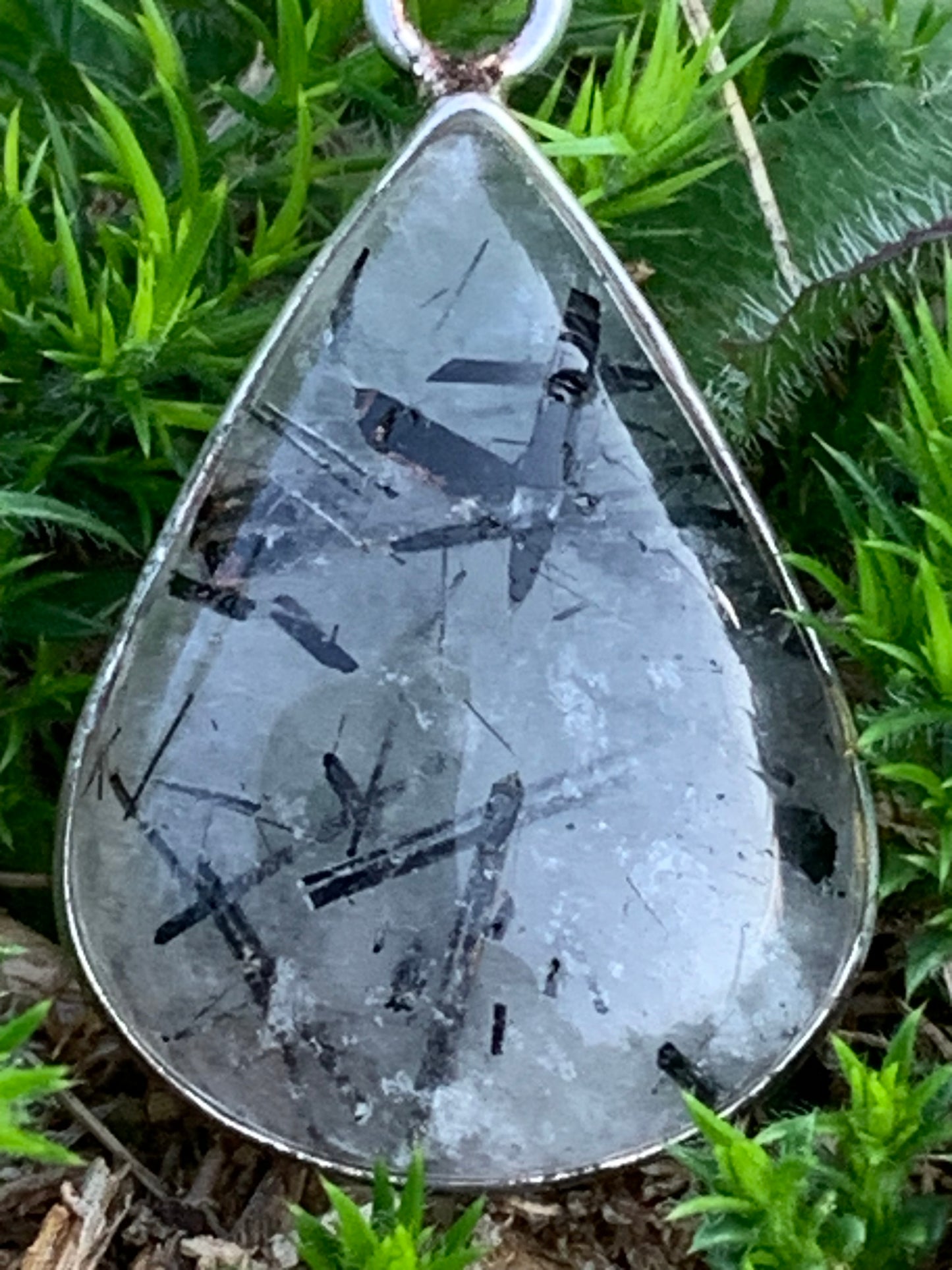 Cristal de roche/ quartz avec inclusions de tourmaline noire ! Pendentif en Argent, 38mm de hauteur x21 x7. Vendu avec cordon réglable de couleur noire !