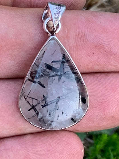 Cristal de roche/ quartz avec inclusions de tourmaline noire ! Pendentif en Argent, 38mm de hauteur x21 x7. Vendu avec cordon réglable de couleur noire !