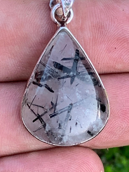 Cristal de roche/ quartz avec inclusions de tourmaline noire ! Pendentif en Argent, 38mm de hauteur x21 x7. Vendu avec cordon réglable de couleur noire !