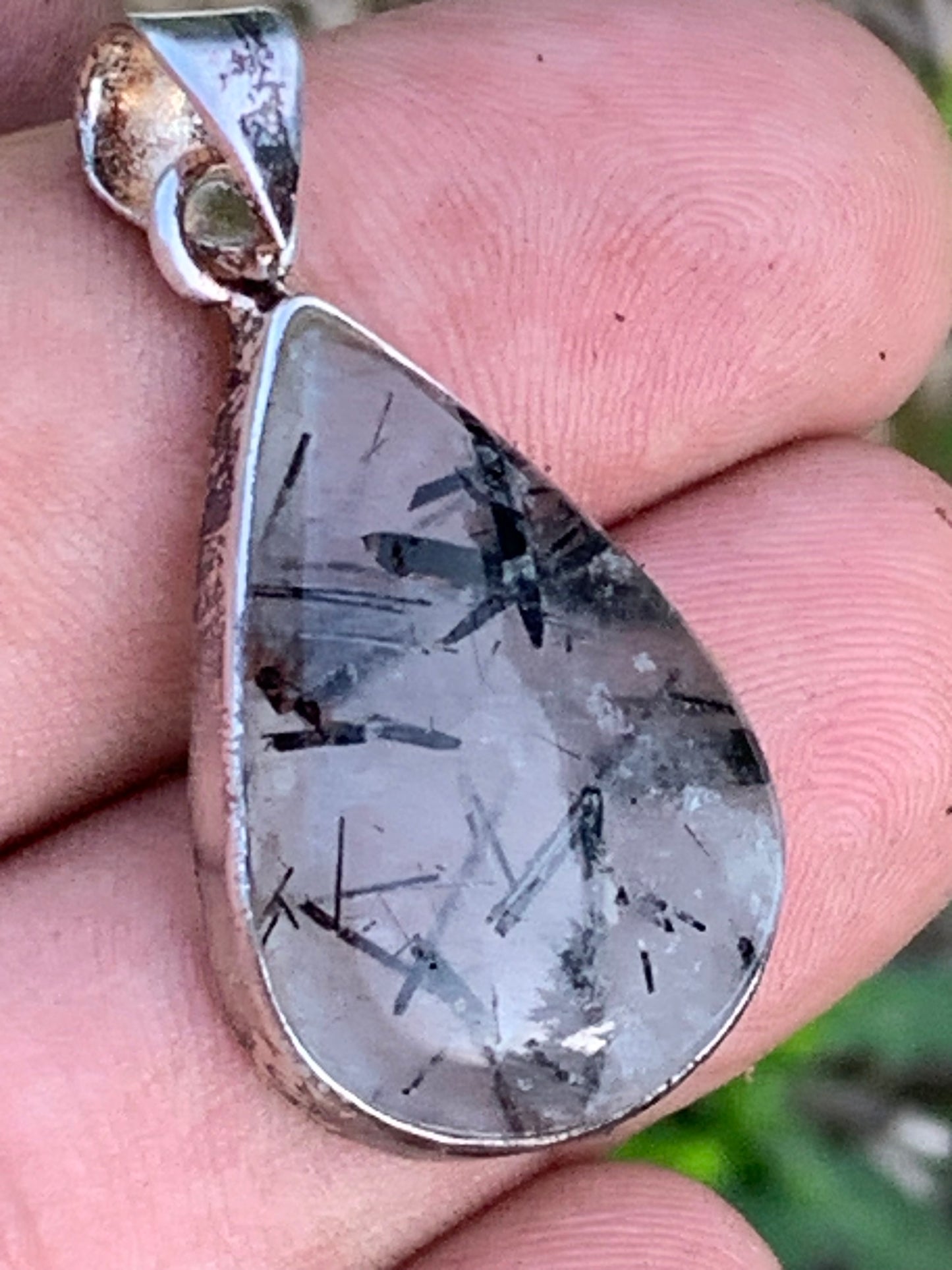 Cristal de roche/ quartz avec inclusions de tourmaline noire ! Pendentif en Argent, 38mm de hauteur x21 x7. Vendu avec cordon réglable de couleur noire !