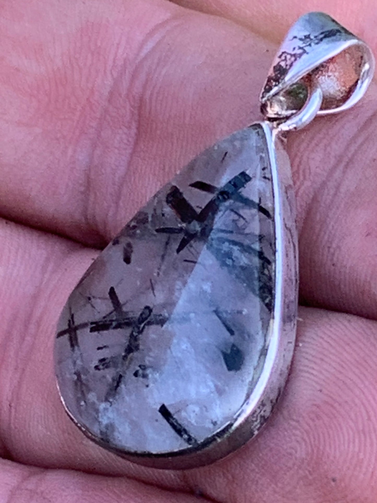 Cristal de roche/ quartz avec inclusions de tourmaline noire ! Pendentif en Argent, 38mm de hauteur x21 x7. Vendu avec cordon réglable de couleur noire !