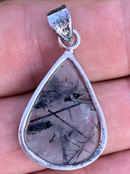 Cristal de roche/ quartz avec inclusions de tourmaline noire ! Pendentif en Argent, 38mm de hauteur x21 x7. Vendu avec cordon réglable de couleur noire !