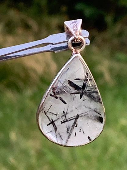 Cristal de roche/ quartz avec inclusions de tourmaline noire ! Pendentif en Argent, 38mm de hauteur x21 x7. Vendu avec cordon réglable de couleur noire !