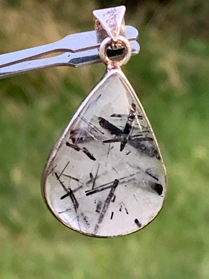 Cristal de roche/ quartz avec inclusions de tourmaline noire ! Pendentif en Argent, 38mm de hauteur x21 x7. Vendu avec cordon réglable de couleur noire !