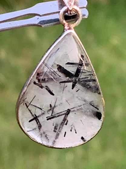 Cristal de roche/ quartz avec inclusions de tourmaline noire ! Pendentif en Argent, 38mm de hauteur x21 x7. Vendu avec cordon réglable de couleur noire !
