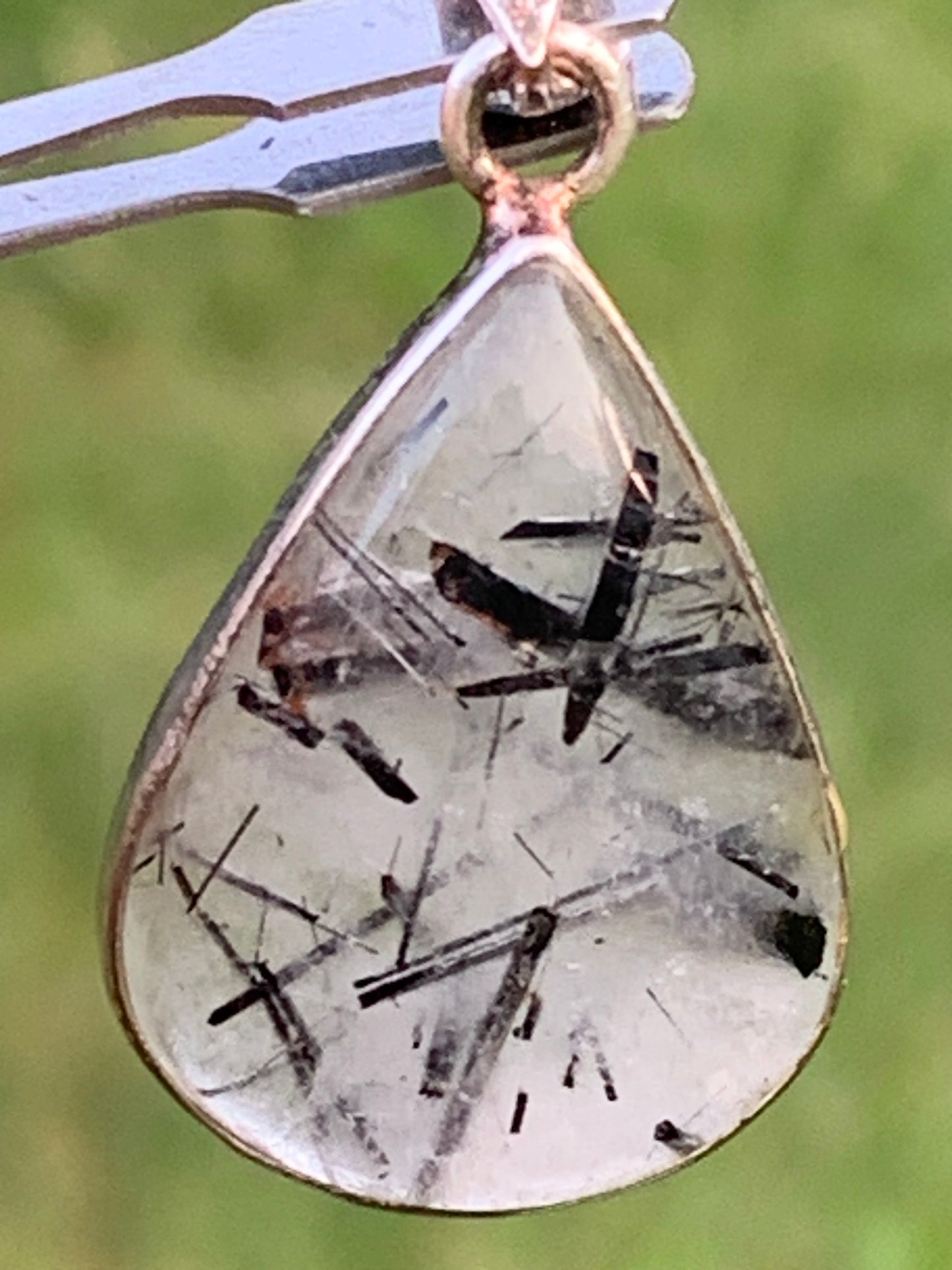 Cristal de roche/ quartz avec inclusions de tourmaline noire ! Pendentif en Argent, 38mm de hauteur x21 x7. Vendu avec cordon réglable de couleur noire !