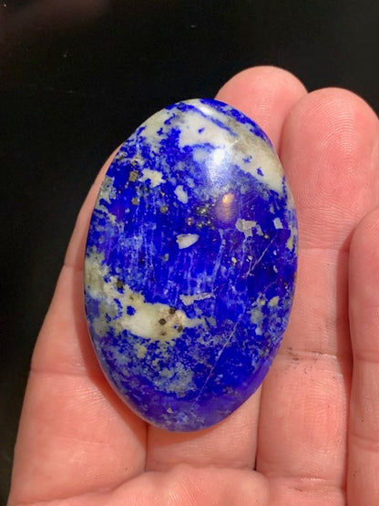 Lapis lazuli, galet/ pierre plate de 57 x 37 x 17 mm - 48 gr. - Qualité AA à AAA