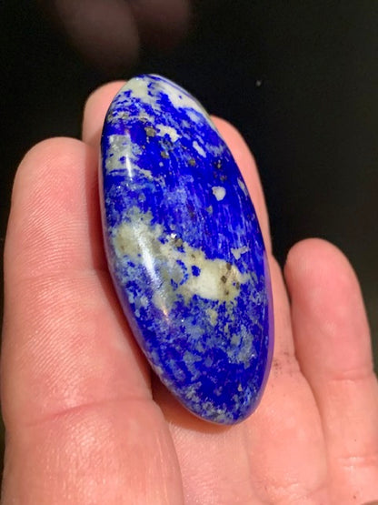 Lapis lazuli, galet/ pierre plate de 57 x 37 x 17 mm - 48 gr. - Qualité AA à AAA