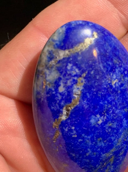 Lapis lazuli, galet/ pierre plate de 62 x 34 x 20 mm - 57,8 gr. - Qualité AA à AAA