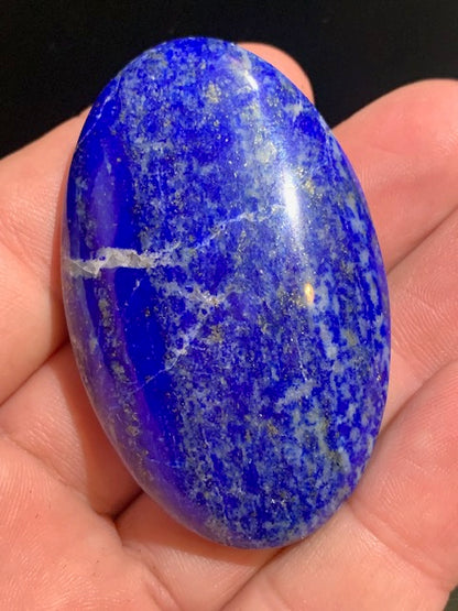 Lapis lazuli, galet/ pierre plate de 61 x 38 x 18 mm - 62,2 gr. - Qualité AA à AAA
