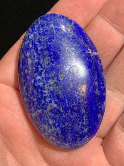 Lapis lazuli, galet/ pierre plate de 61 x 38 x 18 mm - 62,2 gr. - Qualité AA à AAA