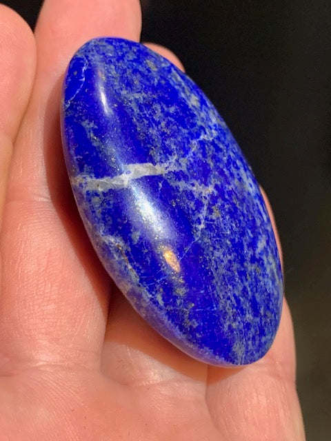Lapis lazuli, galet/ pierre plate de 61 x 38 x 18 mm - 62,2 gr. - Qualité AA à AAA