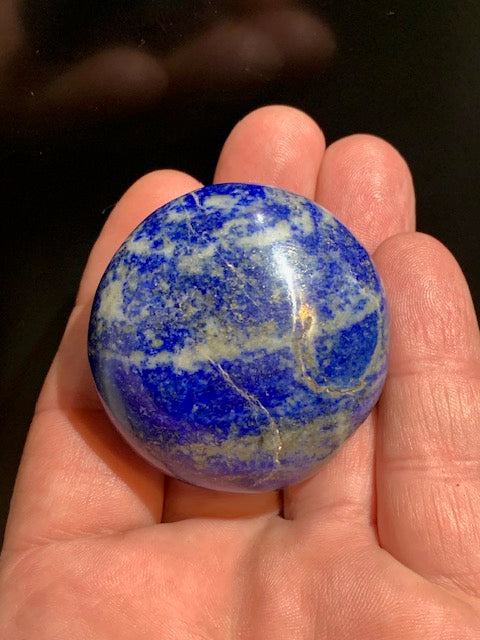 Lapis lazuli, galet/ pierre plate de 49 de diamètre x 30 mm - 113,8 gr. - Qualité AA à AAA