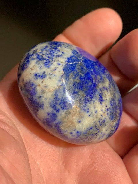 Lapis lazuli, galet/ pierre plate de 49 de diamètre x 30 mm - 113,8 gr. - Qualité AA à AAA