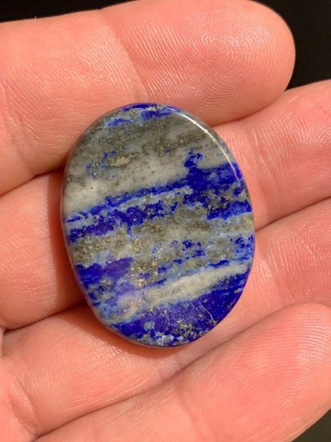 Lapis-lazuli – Pierre de poche / pierre de massage avec une face bombée et une face incurvée – 35 × 28 × 8 mm – 12,6 g – Qualité AA à AAA