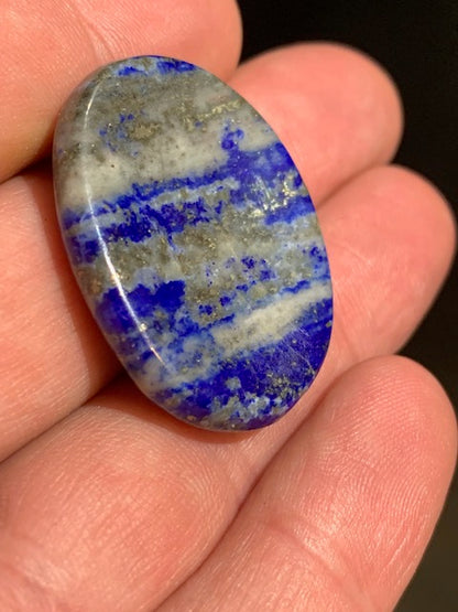 Lapis-lazuli – Pierre de poche / pierre de massage avec une face bombée et une face incurvée – 35 × 28 × 8 mm – 12,6 g – Qualité AA à AAA