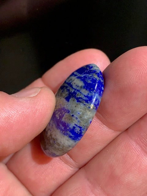 Lapis-lazuli – Pierre de poche / pierre de massage avec une face bombée et une face incurvée – 35 × 28 × 8 mm – 12,6 g – Qualité AA à AAA