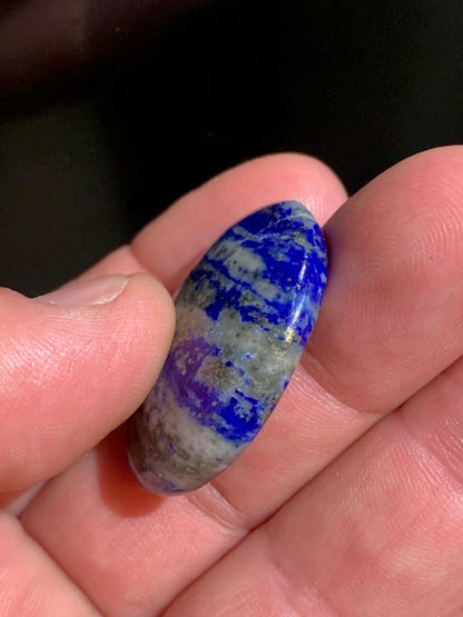 Lapis-lazuli – Pierre de poche / pierre de massage avec une face bombée et une face incurvée – 35 × 28 × 8 mm – 12,6 g – Qualité AA à AAA
