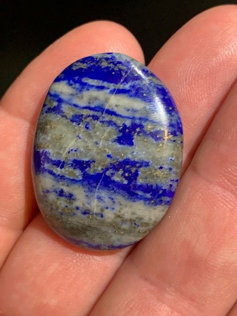 Lapis-lazuli – Pierre de poche / pierre de massage avec une face bombée et une face incurvée – 35 × 28 × 8 mm – 12,6 g – Qualité AA à AAA