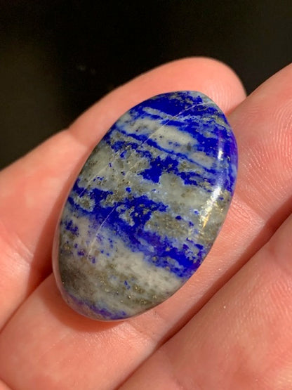 Lapis-lazuli – Pierre de poche / pierre de massage avec une face bombée et une face incurvée – 35 × 28 × 8 mm – 12,6 g – Qualité AA à AAA