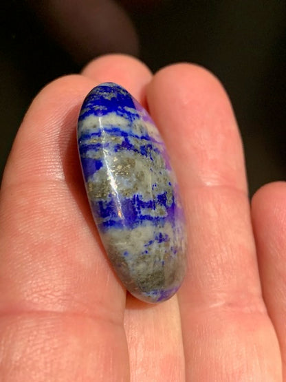 Lapis-lazuli – Pierre de poche / pierre de massage avec une face bombée et une face incurvée – 35 × 28 × 8 mm – 12,6 g – Qualité AA à AAA